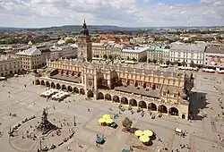 Pohled od východu, z věže kostela P. Marie, v pozadí vlevo Radniční věž