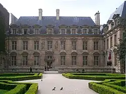 Hôtel de Sully (zahrady na nádvoří)
