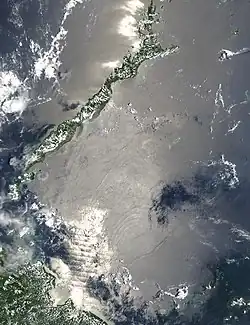 Satelitní fotografie ukazuje vnitřní vlny v Suluském moři (vlevo Borneo, nahoře Palawan)