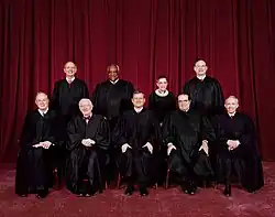 Fotografie soudců amerického Nejvyššího soudu, kteří rozhodovali případ District of Columbia v. Heller v roce 2008