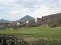 Sutom v pozadí s Milešovkou