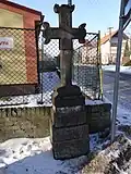 Svárov (u Unhoště) - kříž u objektu obecního úřadu a školy čp. 1 (stav leden 2017) (1).jpg