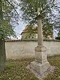Svárov (u Unhoště) - sloup s krucifixem u ohradní zdi kostela (stav říjen 2024).jpg