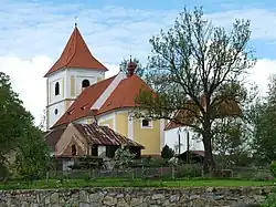 Farní kostel sv. Petra a Pavla s kaplí Narození Panny Marie ve Svérazu.