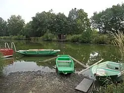 Lodičky a rybářská mola na hrázi