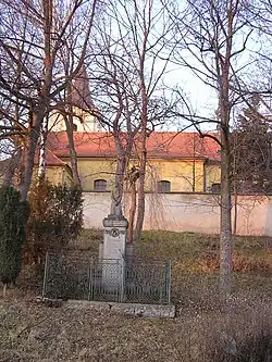 Pomník a kostel