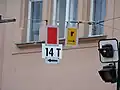 Tramvajové značky před křižovatkou s ulicí Na Slupi v Praze-Vinohradech, v pozadí jsou světelné signály pro tramvaje.