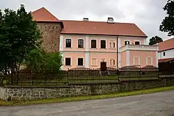 Svojšická tvrz se zámečkem z osmnáctého století