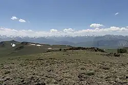 Pohled z pohoří Sweetwater Mountains na Sierru Nevadu
