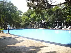 Bazén v hotelu v Nilaveli nedaleko pláže