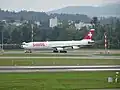 Airbus A340-313 registrace HB-JMI na curyšském letišti