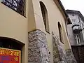 Pohled z nádvoří na synagogu