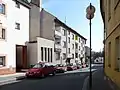 Místo v Prácheňské ulici, kde stávala synagoga
