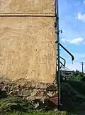 Detail z jižní zdi a výsypníky na zdi východní