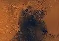 Vyobrazení Syrtis Major (NASA) s prasklinou Huo Hsing Vallis nahoře uprostřed.