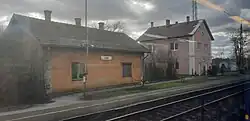 Pohled na bývalou staniční budovu.