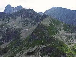 Hrubý štít od západu, v pozadí Mengusovské štíty (vlevo) a Kôprovský štít (vpravo)