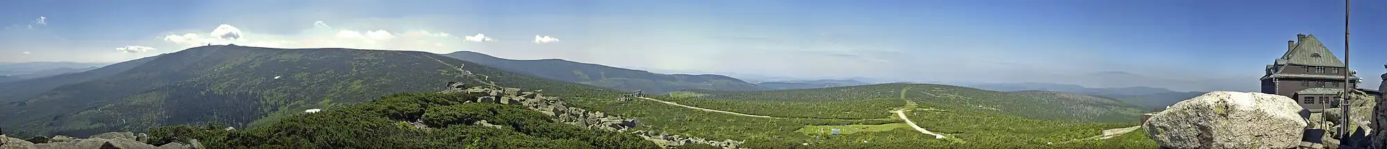 Panorama ze Szrenice. Zleva: Vysoké kolo, Vysoká pláň, Violík, Kotel, Lysá hora, Plešivec, Luboch, Žlabský vrch a chata na Szrenici.