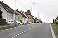 Silnice I. třídy 19 na průtahu vesnicí