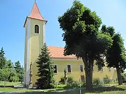 Týnec (BV), kostel z boku.jpg
