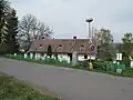 Pomník s chalupou