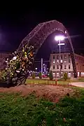 Poškozená duha v listopadu 2012 s několika dobrovolnými dekoracemi