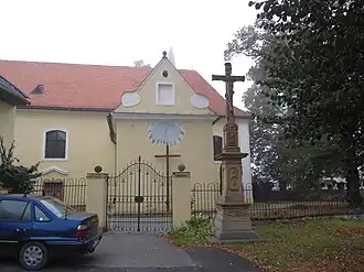 Těšnovické sluneční hodiny s datem 1802 na jižní straně kostela svatého Petra a Pavla
