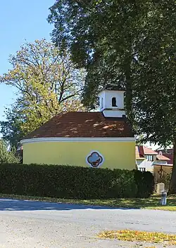 Kaple nad návsí