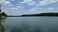 Pohled na přehradní jezero směrem k hrázi