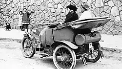 Tříkolka Walter D před dílnou v ulici Na Zatlance (1912)