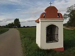 Třešňový Újezdec, výklenková kaplička.jpg