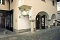 Vchod do židovské čtvrti. Vpravo je nábřeží řeky Jihlavy, dům v ulici Leopolda Pokorného čp. 114 s podloubím