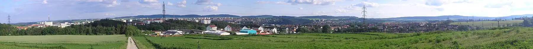 Panorama Třebíče od severu; v pozadí masiv sopečného původu jižně od města.