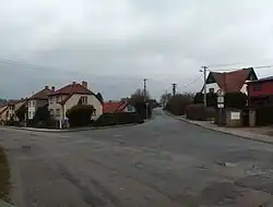 Rozcestí v dolní části vesnice