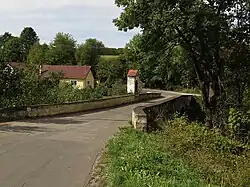 Třebanice, silniční most s kapličkou.jpg