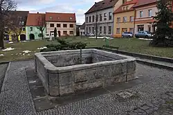 Třebenice(Ltm)-kašna-na-náměstí2013.jpg
