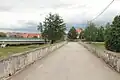 Komunikace na mostě, v pozadí most na přeložce silnice I/34