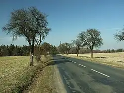 Silnice z Hředlí do Třeboce vede přes plošinu blízko vrcholu