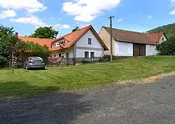 Náves v Lhůtách