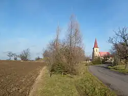 Pohled na kostel svatého Jiří v osadě Tři Bubny