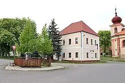 Náves s obecním úřadem a kostelem sv. Mikuláše