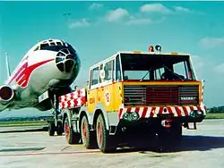 T 813 6×6, tahač letounů (zde Tu-104)