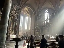 Interiér kostela (bez oltáře), Tridentská mše