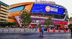 Prostor před T-Mobile Arenou v roce 2016