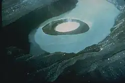 Erupcí dočasně zformovaný kužel v Taalu (1965).