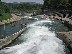 Voda tekoucí umělým sportovním vodním kanálem