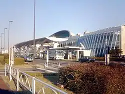Letištní budova v roce 2005
