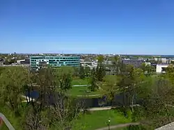 Sídlo Eesti Raudtee v Tallinnu (prosklená budova vlevo)