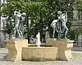 Tančící kašna, Praha, r. 2002, Jan Wagner autor pískovcové části a fontány, v 340 cm