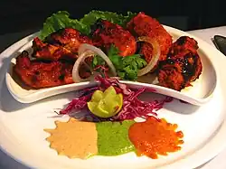 Kuře tandoori podávané v restauraci v Bombaji